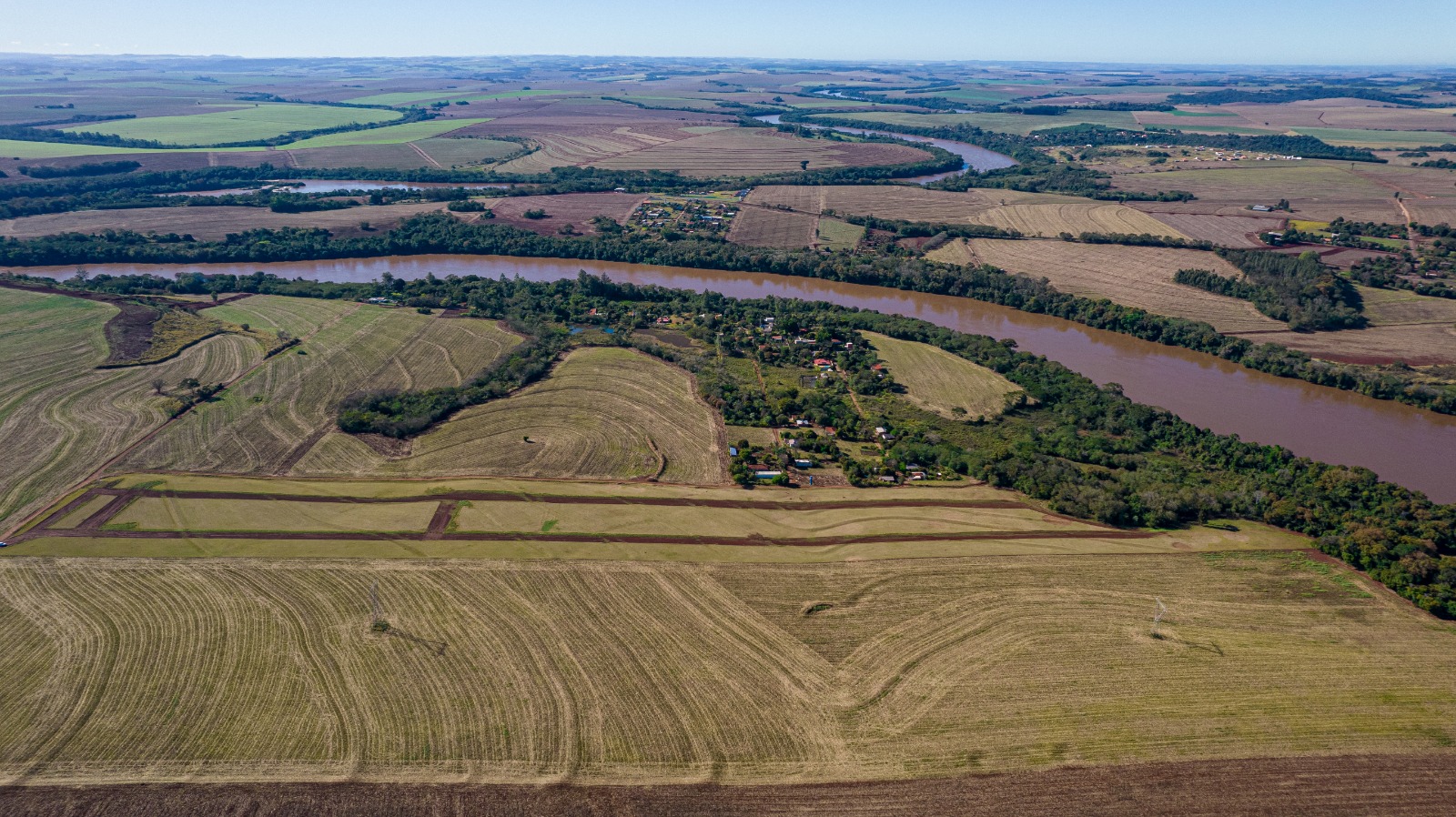 Vista aérea do Rio Ivaí e da região de Floresta, Paraná